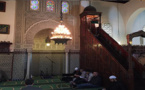 فرنسا تغلق مسجدا في ضواحي باريس بسبب “خطب متطرفة” و”إشادة بالارهاب