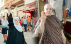 ناشطة بحراك الحسيمة تحلق شعر رأسها تضامنا مع مرضى السرطان