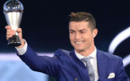 نجم ريال مدريد "كريستيانو رونالدو" يتوج بلقب أفضل لاعب في العالم للمرة الثانية على التوالي