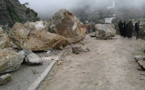 بالصور.. سقوط أحجار كبيرة يقطع الطريق الوطنية رقم 2 الرابطة بين تطوان والحسيمة