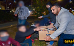 نشطاء جمعويون يواصلون حملتهم بتوزيع وجبات غذائية على المتشردين وسط الناظور