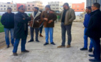 أعضاء ببلدية الدريوش في زيارة تفقدية للملعب وإجماع على رفض قرار رئيس المجلس بمنع إجراء المباريات عليه