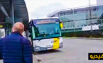 عنصرية سائق بلجيكي رفض صعود امرأة متحجبة للحافلة تغضب الركاب 