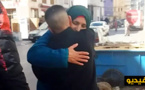 بعدما كادت أن تفقد عقلها.. الحلاق الناظوري إلياس يعيد طفلا لأمه كان على وشك الحريك