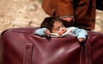 صورة طفلة سورية نائمة داخل حقيبة والدها أثناء فراره تهز وجدان العالم