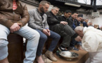 بابا الفاتيكان يغسل ويقبل أقدام سجينين مغربيين
