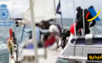 شاهدوا كيف باغتت الشرطة الاسبانية قارب شراعي يهرب الحشيش والكوكايين من المغرب 