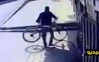 شاهدوا.. كاميرا المراقبة ترصد سرقة دراجة هوائية بطريقة "احترافية" بسلوان