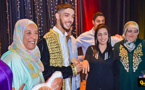 شاهدوا.. فافي يقدم خاتم الزواج لسيليا فوق منصة المركب الثقافي بالناظور 