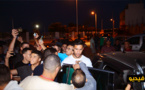 شاهدوا.. مواطنون يحاصرون سيارة حارس المنتخب المغربي ضواحي الناظور 