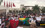 شاهدوا.. "خاوة خاوة ماشي عداوة" هكذا احتج مغاربة امام الحدود الجزائرية في مركز جوج بغال