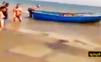 فضيحة و بالفيديو.. مهاجرة مغربية تضع حواجز من "السيمة" وسط البحر بالسعيدية