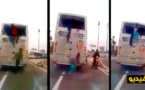 بالفيديو.. مهاجرون أفارقة مرحلون من الناظور يفرون بطريقة مثيرة من حافلة بعد تكسير زجاجها الخلفي