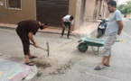 بعد فقدان الثقة في المسؤولين.. ساكنة حي "السكة" بالعروي تقوم بحملة نظافة وإصلاح للشوارع