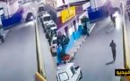 شاهدوا.. سيارة محملة بالخمور تسير بسرعة جنونية تخترق الحاجز الجمركي ببني انصار 
