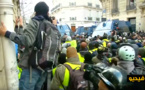 شاهدوا.. شوارع باريس تتحول إلى حلبة للمواجهة بين الشرطة والمتظاهرين