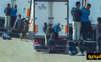 شاهدوا كيف يغامر القاصرون بالتشبث بالشاحنات للتسلل إلى ميناء بني أنصار والحريك إلى إسبانيا