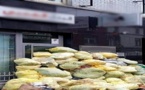 مغاربة بروكسيل يُغرقون وكالة بنكية مغربية بحي "مولنبيك" بالأزبال احتجاجا على التهميش وسوء المعاملة
