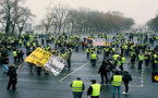 بالفيديو.. اشتباكات عنيفة بين محتجي السترات الصفراء والشرطة خلال الفصل التاسع من المظاهرات بباريس