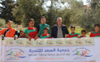 جمعية السعد للتنمية بدوار الخندق توزع مجموعة من اللوازم الرياضية على أطفال وشباب المنطقة