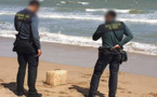 صور... استنفار أمني بمليلية بعد العثور على رزم من الحشيش المغربي في الشاطئ