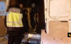 شاهدوا بالفيديو.. توقيف 4 مغاربة مختبئين داخل سيارة لنقل البضائع حاولوا العبور الى إسبانيا