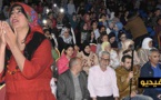بحضور فعاليات محلية وحشود غفيرة.. مسرحية "أنا وبناتي" للممثلة دنيا بوطازوت تُلهب ساكنة بني انصار 