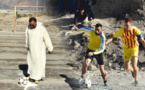شوهة.. سخرية عارمة من مسؤولين ومنتخبين حضروا نهائي دوري أقيم في أغرب ملعب لكرة القدم بالريف 