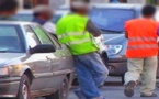 العشرات منهم بالناظور.. وزارة الداخلية تحصي حراس السيارات العشوائيين لهذا السبب