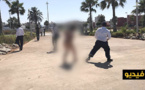 شاهدوا.. سيدة في حالة هستيريا تتعرى بكورنيش الناظور وتصرخ في وجه المارة