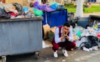 الفنان الكوميدي بوزيان يتفاعل مع حملة التقاط صورة مع النفايات المتراكمة بالناظور