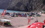 تخييم عشوائي في شاطئ كيمادو بالحسيمة يرغم السلطات على التدخل لإنهائه