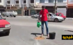 ناشط يحتج على البنية الطرقية المهترئة في الناظور بطريقة مثيرة 