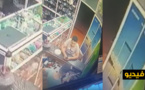  شاهدوا: كاميرا المراقبة تصور لصا يسرق هاتف محمول داخل محل لبيع الهواتف بالعروي