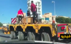 شاهدوا.. هكذا يدفع "حلم" الفردوس الأوروبي "الحرّاكة" للتشبث بالشاحنات الدولية وسط الناظور