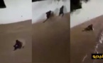 شاهدوا بالفيديو.. سيول جارفة تجر مواطنا حاول عبور شارع بمدينة الحسيمة