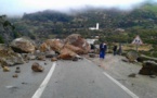 انهيار صخري يتسبب في توقف حركة السير على الطريق الوطنية بين الحسيمة وتاونات