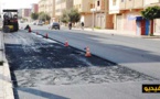 أشغال إعادة التهيئة تتواصل بتزفيت شوارع الأحياء السكنية بالعروي