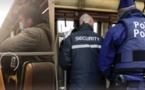 شاهدوا.. شخص يشتبه في نشره لفيروس "كورونا" داخل حافلة والشرطة تعتقله ببلجيكا