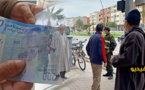 الناظور.. الشرطة والمخازنية يشرفان على تنطيم المستفيدين من دعم الأسر المتضررة من جائحة كورونا