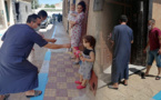 جمعويون يوزعون أكياسا من الحلوى على الأطفال بمدينة الناظور بمناسبة عيد الفطر