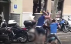 بالفيديو.. خمسة شبان مغاربة يعتدون على أجنبي ببرشلونة لسرقة ساعته الفاخرة