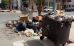 عادت حليمة لعادتها القديمة.. بعض محلات بيع الدجاج والمطاعم ترمي الأزبال دون احترام الشروط المعمول بها