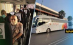  شاهدوا.. ثلاث حافلات تقل العالقين بالناظور الى مطار محمد الخامس لإعادتهم الى هولندا 