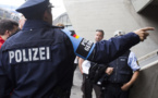 شرطة ألمانيا تطارد شخصا "مسلحا" استولى على الأسلحة الوظيفية لشرطيين شرطة ألمانيا تطارد شخصا "مسلحا" استولى على الأسلحة الوظيفية لشرطيين