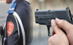 عناصر فرقة مكافحة العصابات تشهر أسلحتها لإيقاف شخص واجه الأمن بمقاومة عنيفة
