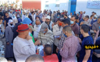 شاهدوا.. تجمهر غفير لمئات "المهربين" يؤدي إلى إغلاق مقر الإتحاد المغربي للشغل بالناظور