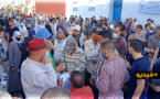 شاهدوا.. تجمهر غفير لمئات "المهربين" يؤدي إلى إغلاق مقر الإتحاد المغربي للشغل بالناظور