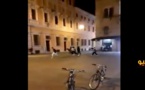 شاهدوا.. إيطالي يطلق النار بوسط المدينة على خمسة شبان مغاربة وأحدهم حالته حرجة
