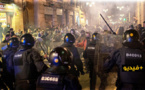 شاهدوا.. اشتباكات عنيفة بين الشرطة ومتظاهرين ببرشلونة على قيود كورونا 